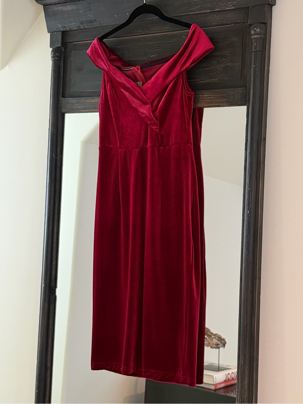 Women's One-Shoulder Velvet Dress in Deep Red